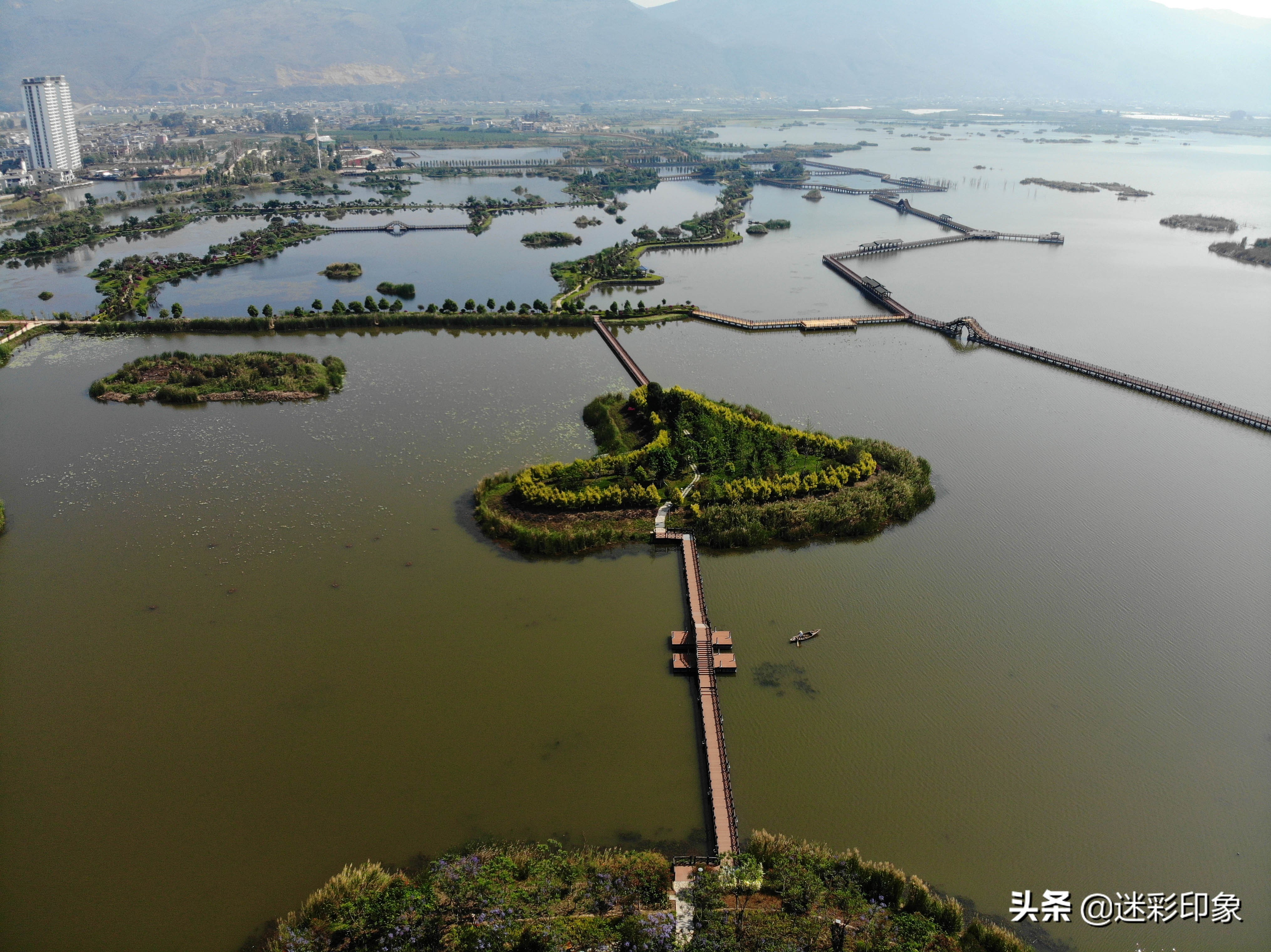 位于云南省红河哈尼族彝族自治州石屏县异龙湖国家湿地公园呈现出一片