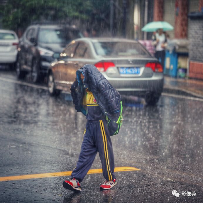 下雨天早上送孩子上学是一门必修课对于家里有娃上学的家庭来说■图