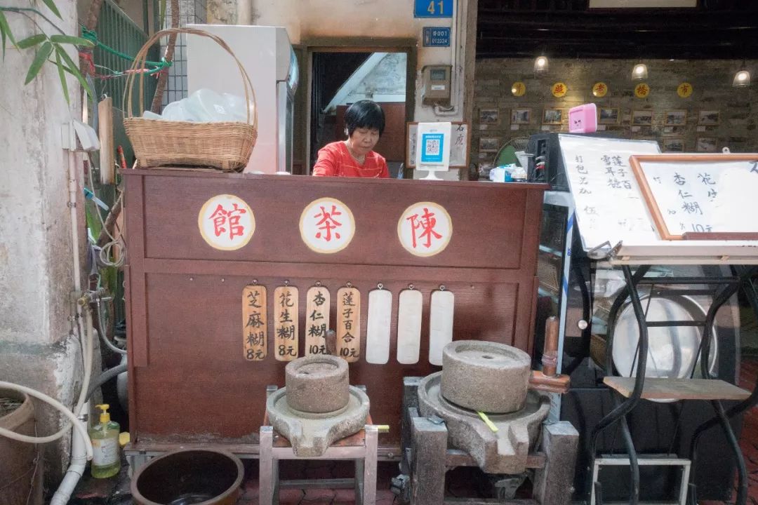 别看店里挂着茶馆的招牌,这里可是货真价实的 糖水铺,家族式的经营