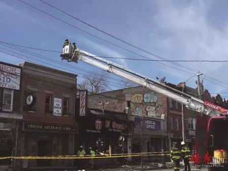 纽约华人餐馆昨突发5级大火 屋顶完全坍塌,邻