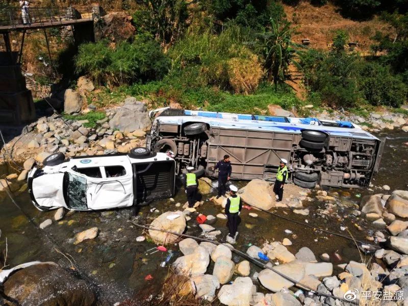 突发西昌去泸沽湖的路上两辆车坠入河中其中一辆为旅游大巴目前肇事
