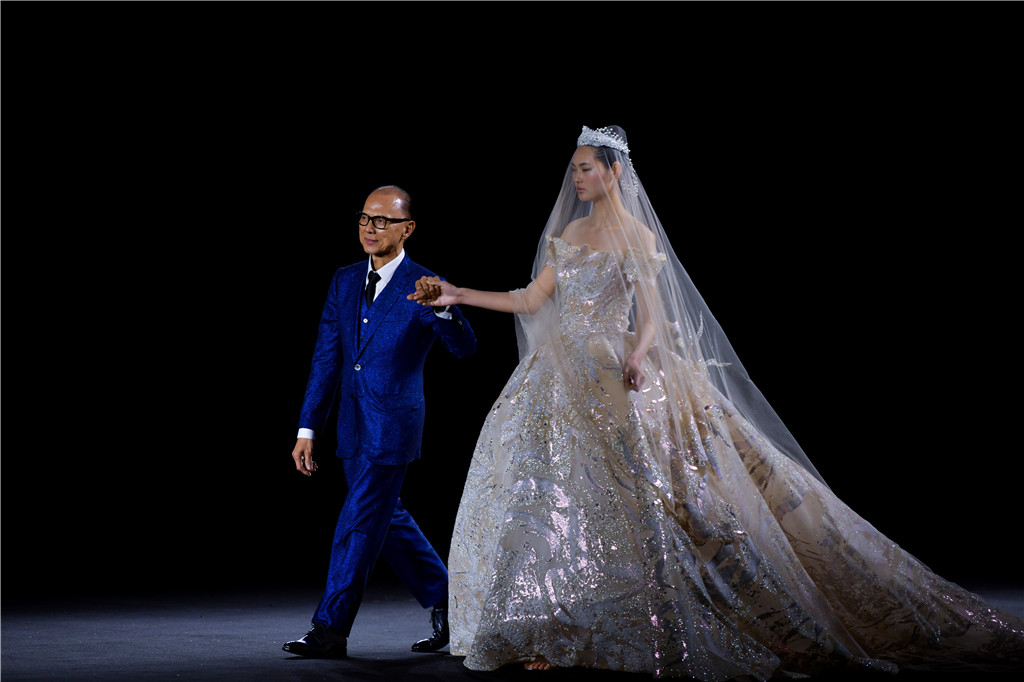 秀场丨知名华裔设计大师Jimmy Choo为西安大雁塔设计了一件婚纱
