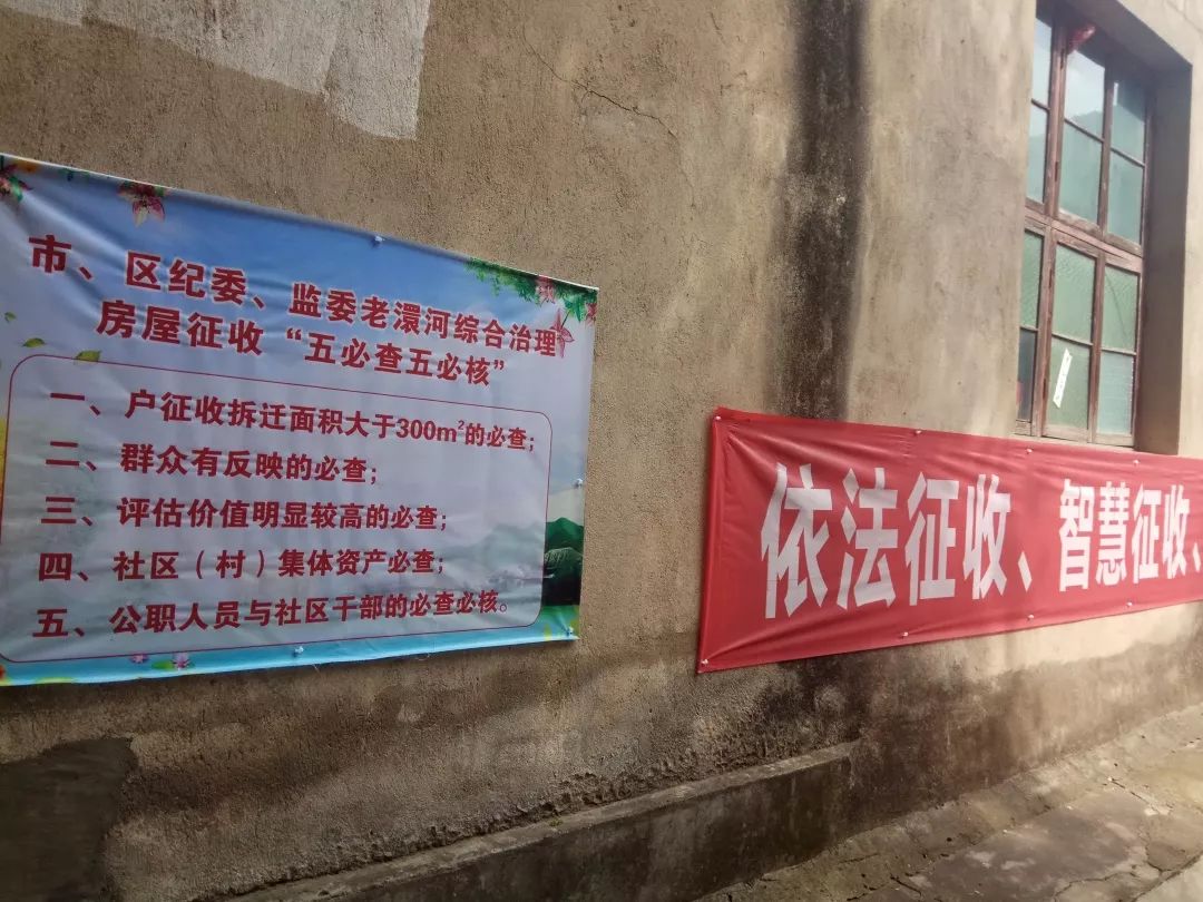 标语,安置区鸟瞰图,征迁片区改造前后效果图;街头巷尾,一条条征迁横幅