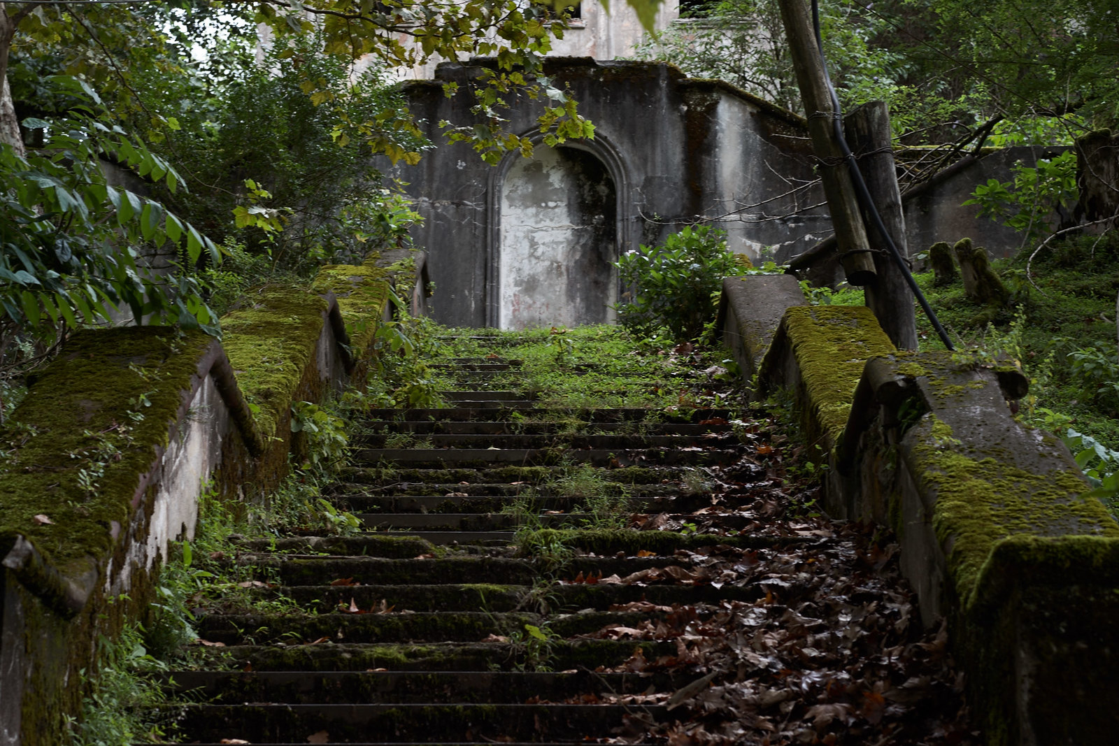 原创35个人的小镇:曾有5千多居民,如今荒废似"鬼镇"