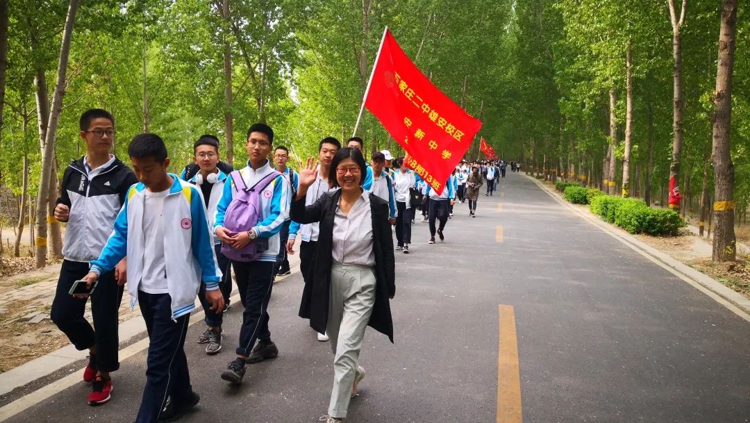 身披朝霞饮细雨安中学子踏春风安新中学80华里远足活动见闻