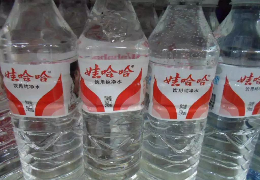 而真正让娃哈哈反超"乐百氏"的是1995年娃哈哈推出的瓶装纯净水.
