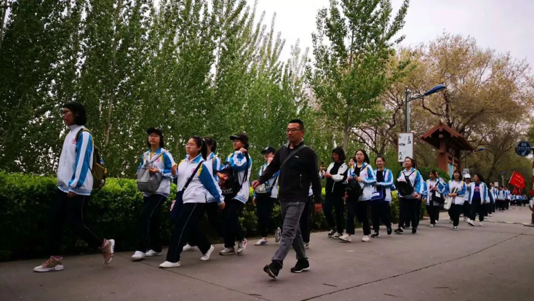 时书记,谢校长迎接学生凯旋文字:吴雨桐(实习)图片:田永峰 秦龙飞