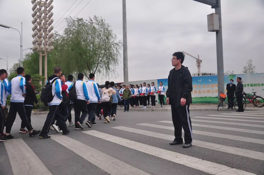 身披朝霞饮细雨安中学子踏春风安新中学80华里远足活动见闻