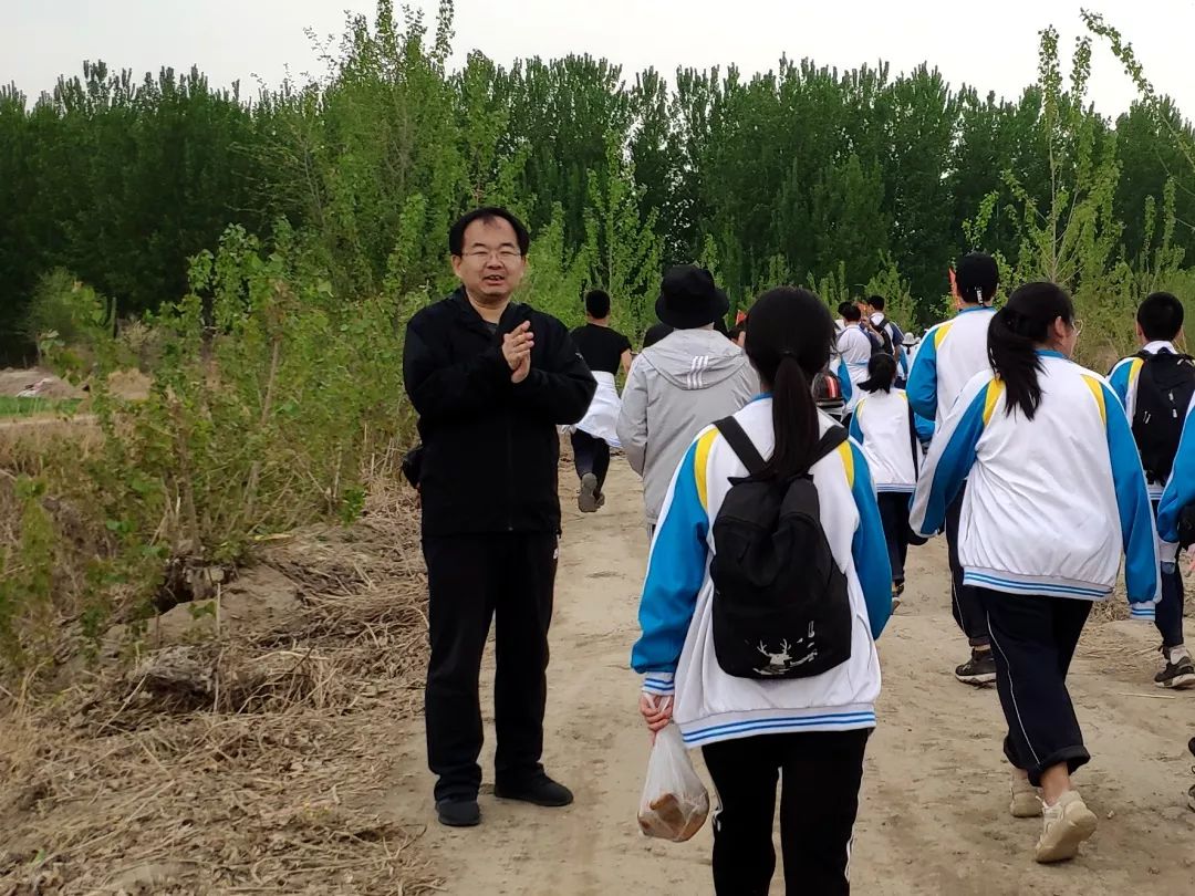 身披朝霞饮细雨安中学子踏春风安新中学80华里远足活动见闻