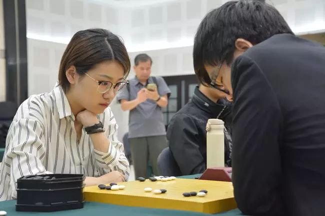 中国围棋男女第一人正面对决柯洁胜於之莹