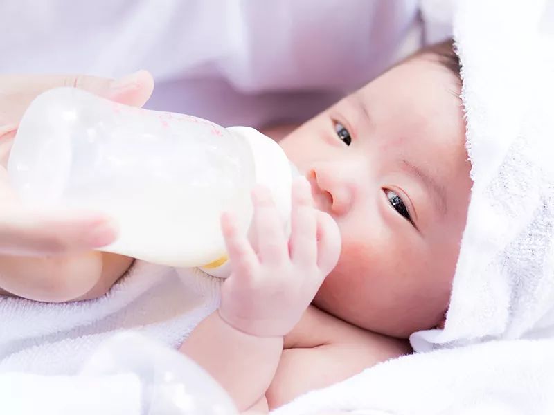 母乳銜接配方奶這樣挑，寶寶消化順暢的第一步 親子 第2張