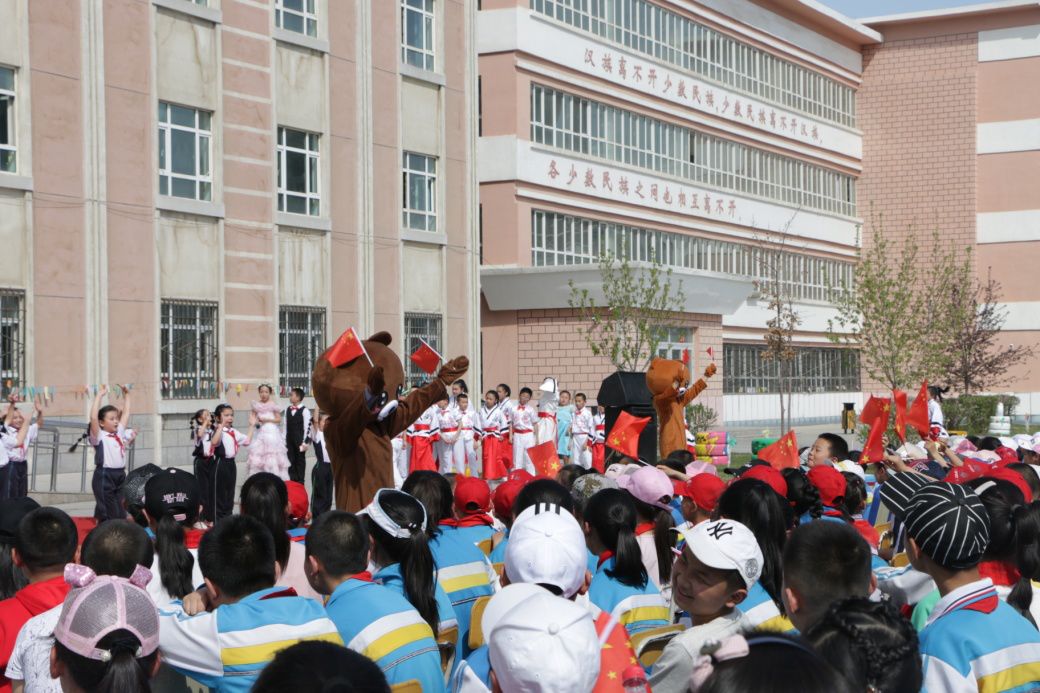 奎屯市第九小学举行"多彩九小 童心筑梦"第二届风筝节开幕式暨"诗韵