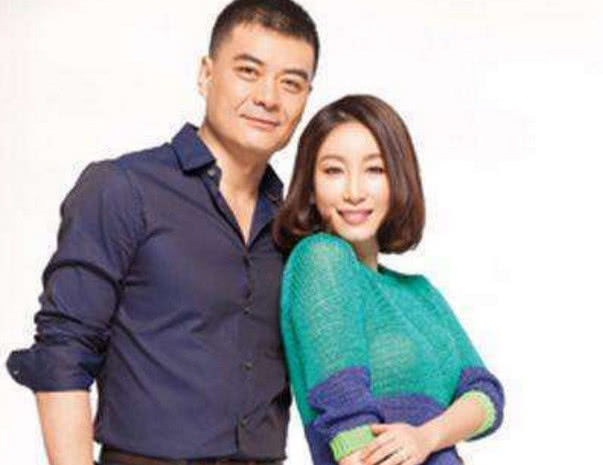 和前妻相爱12年离婚,现任是小7岁漂亮演员,如今47岁成赢家-王新军