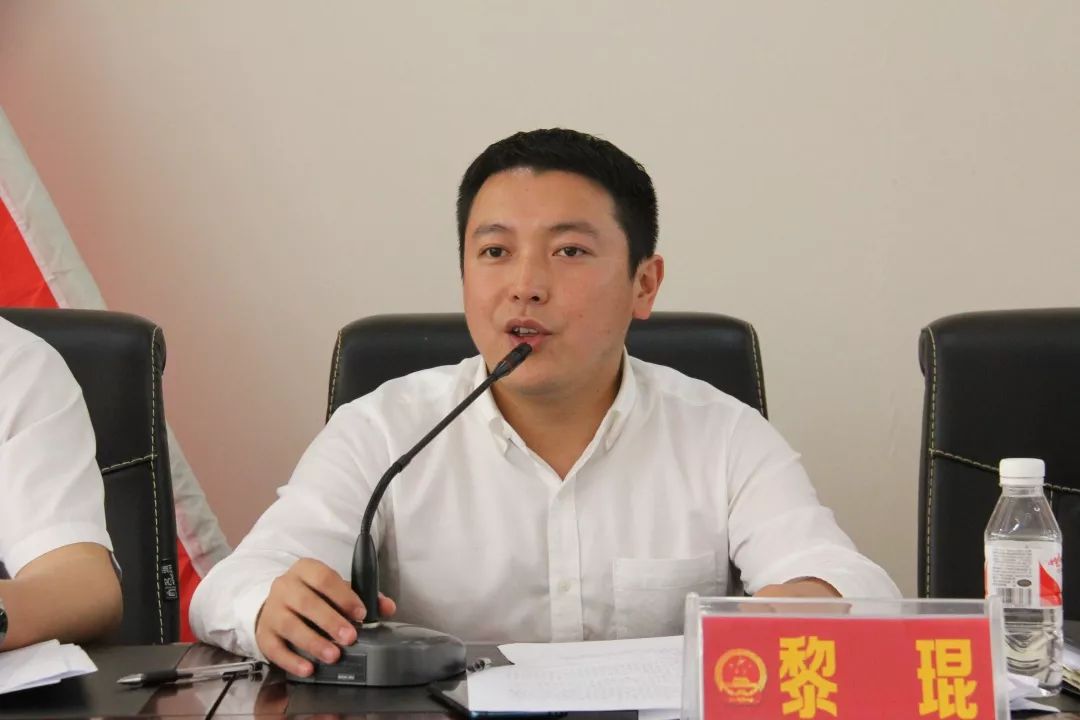 黎琨同志表示,人大代表是政府与人民群众之间沟通的桥梁,要急人民之所