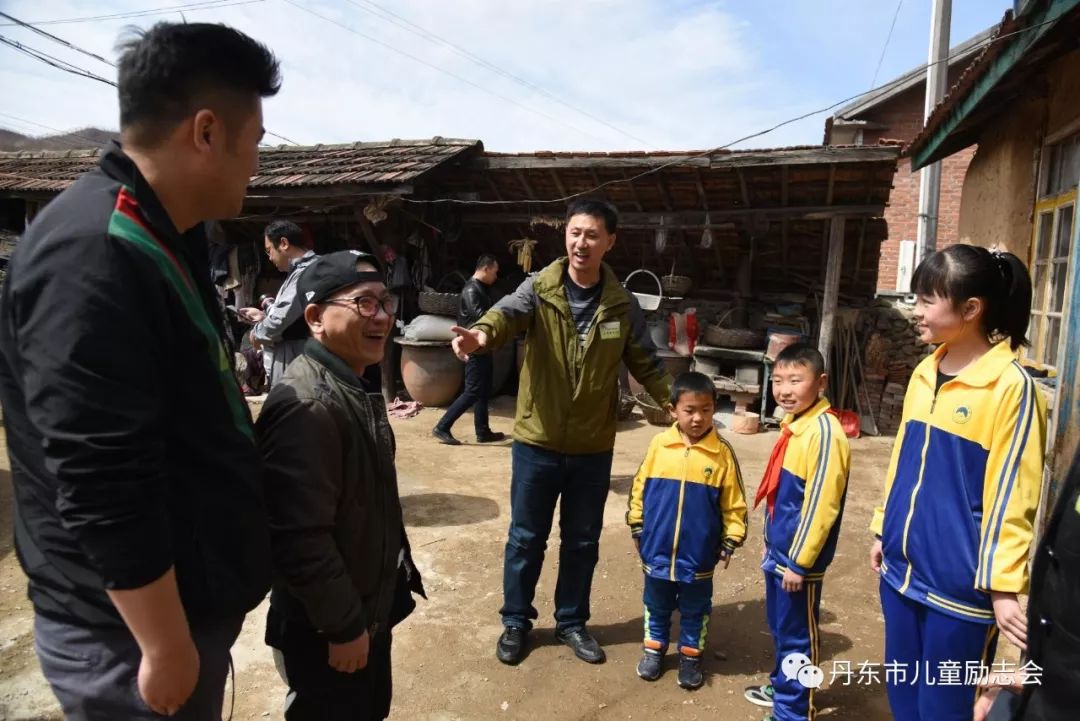 孙军在潘盈君会长,顾问毕严伟,义工夏鹏,宋丽琳,关妮妮,毕晓亮陪同下