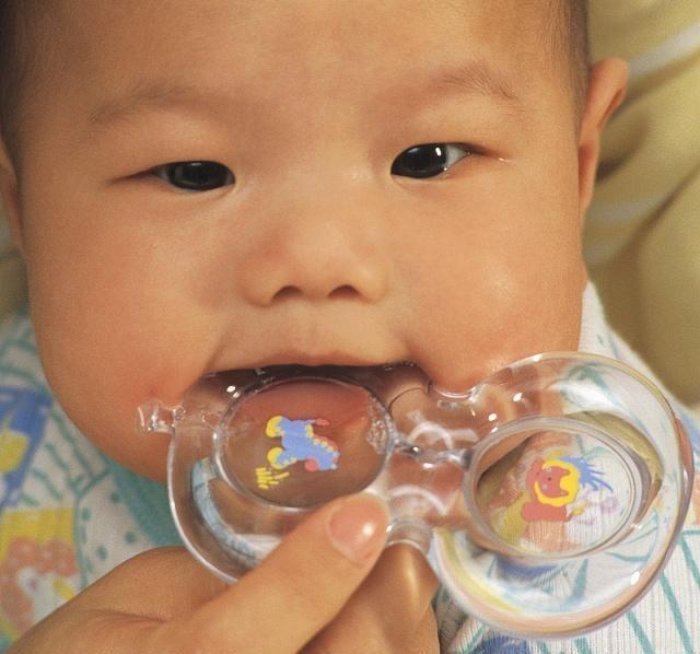                     宝宝长牙，牙床肿、哭闹、不吃饭，聪明的妈妈用这6招应对！