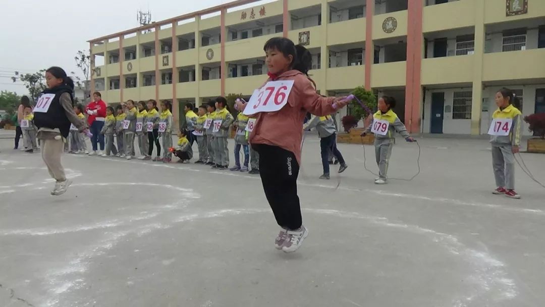 运动促健康快乐伴我行泗县黄圩镇中心学校成功举办第八届田径运动会