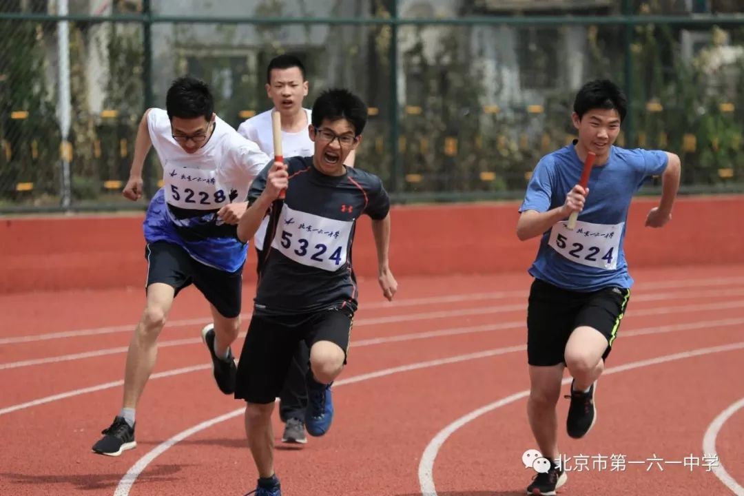 "男女生齐心协力比赛"趣味无穷,同学们你追我赶,团结合作,努力拼搏