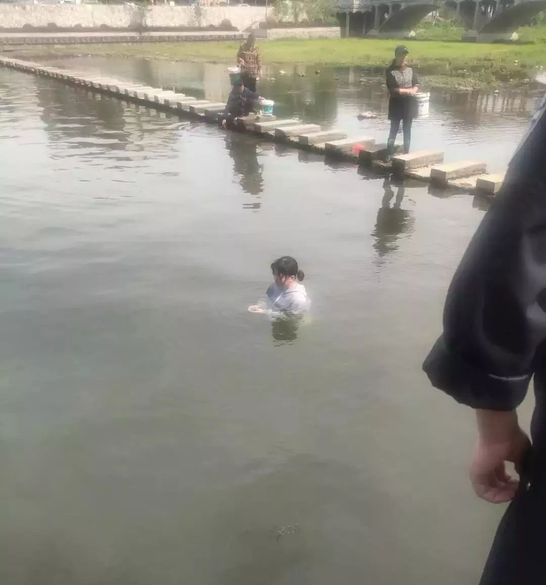 少女轻生落入水中 民警紧急救助