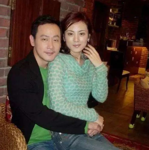她跟前夫离婚后,一人抚养儿子无戏可拍,而前夫却越来越红