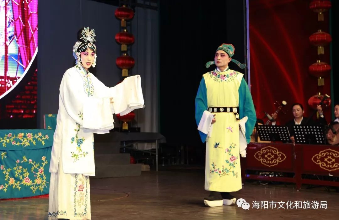 海阳市京剧团青年演员王丽杰,王荣升表演《望江亭》选段