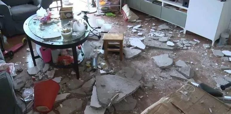博鱼app入口原料堪忧！二三十斤水泥天花板从天而下南宁一业主客堂被砸！