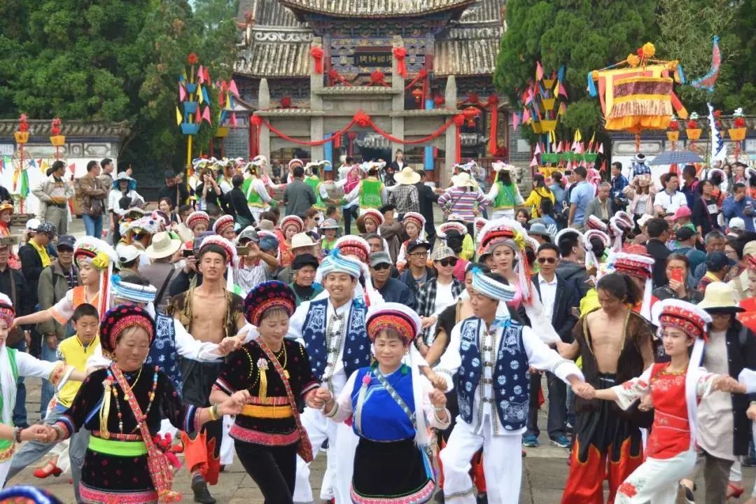 万般精彩,炫目来袭 "绕三灵"是白族的传统节日 当地称为"观上览"或