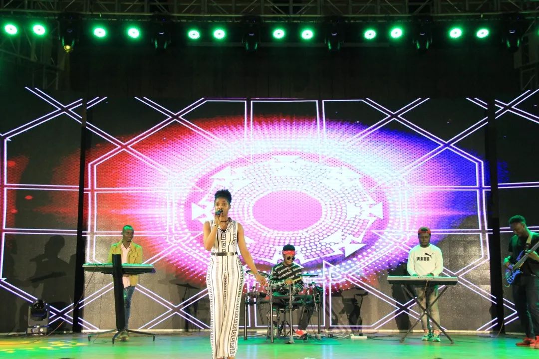 听的歌声,相互之间默契的配合合着音乐的节拍感染着在场的每一位观众。精彩的开场舞之后,由主持人向我们细