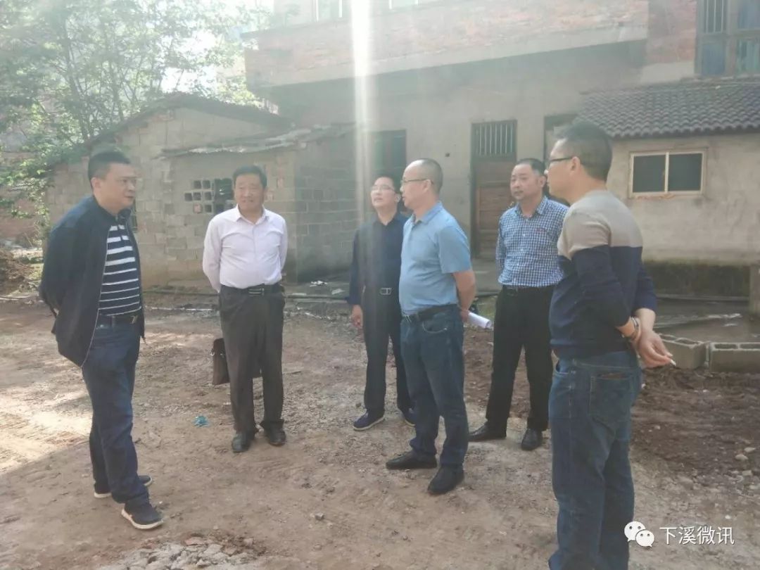 社区肖家自然村调度创卫整治工作街道副主任科员邱模发到官塘社区肖家