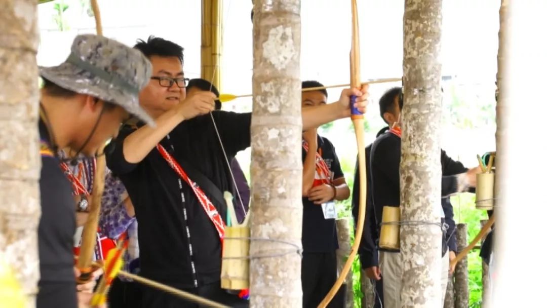 一个人拿弓对着猪猜什么成语_猪的成语(2)