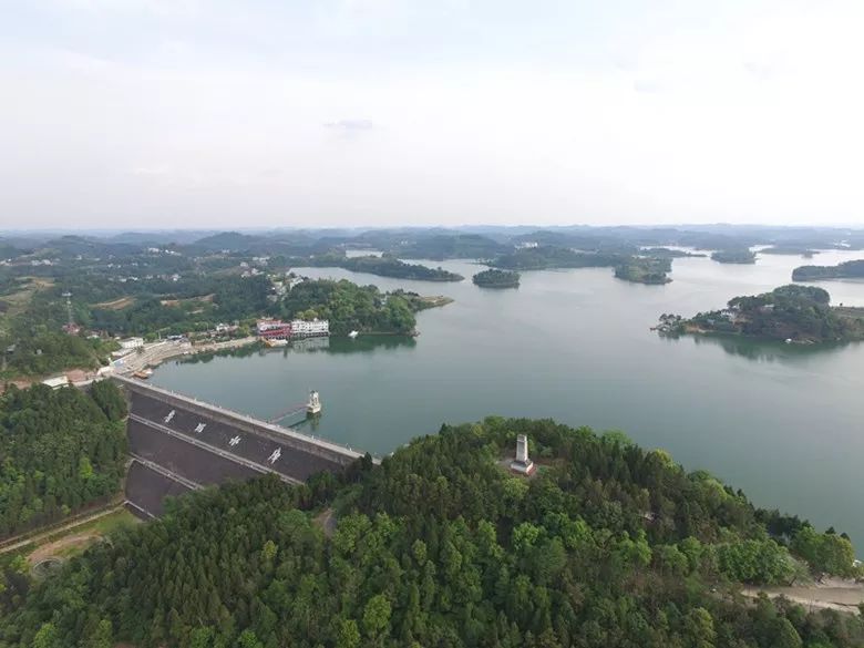 鲁班湖也叫鲁班水库,是四川省第三大水库, 鲁班水库总库容量2.