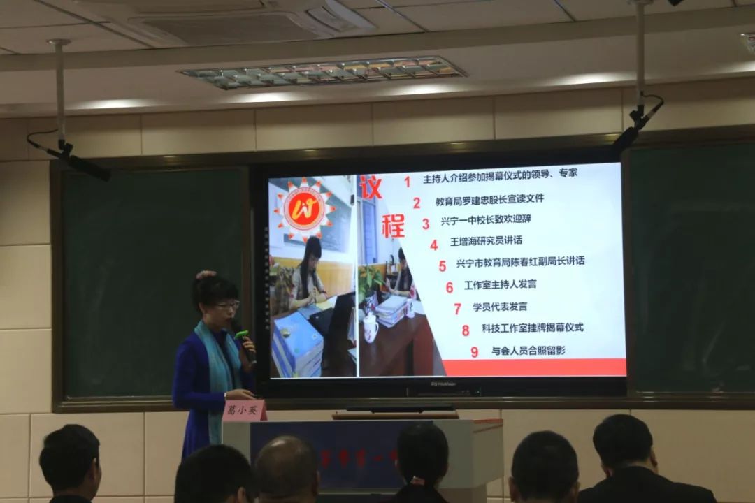 主持人和与会专家,领导合影留念(从左至右:石雄辉 刘弘 张竞新 罗建忠