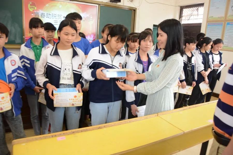 团员什么成语_新版团员证内页有什么(2)