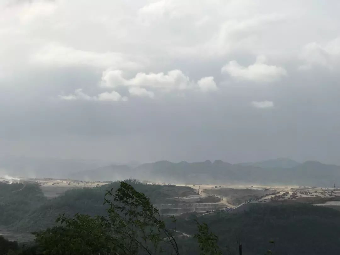 最新,在大山顶建设中的湘西机场!_坪村