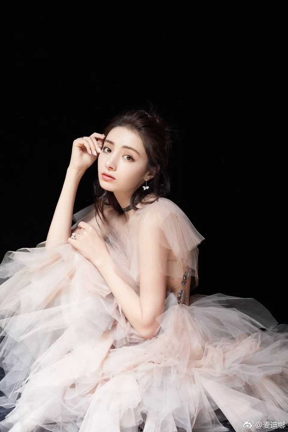 人鱼公主麦迪娜进入孕晚期与姜潮的低调恋情甜蜜美好时尚穿搭更胜一筹