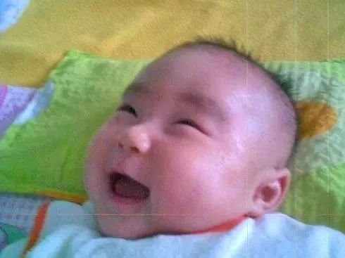                     宝贝宝贝，你在对谁笑谁在对你笑？