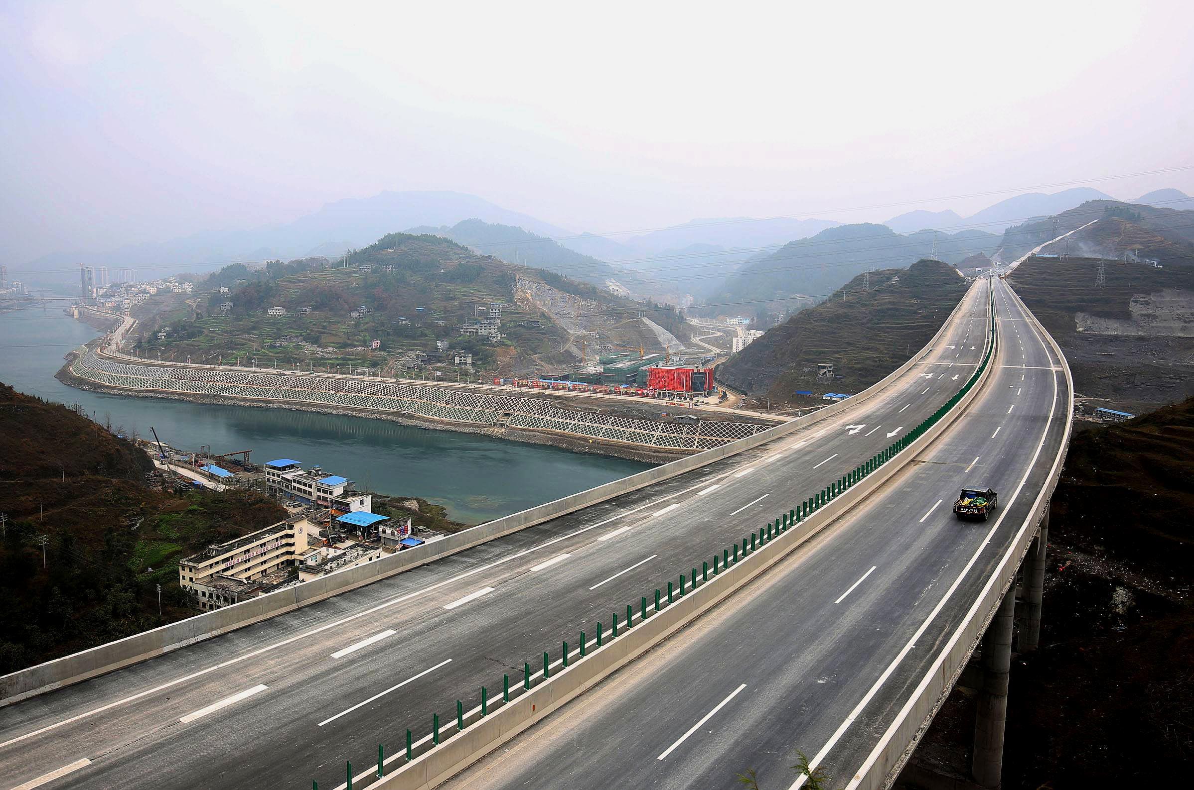 务川到沿河高速公路 务川县龙潭村房子照片 务川至凤冈高速路规划