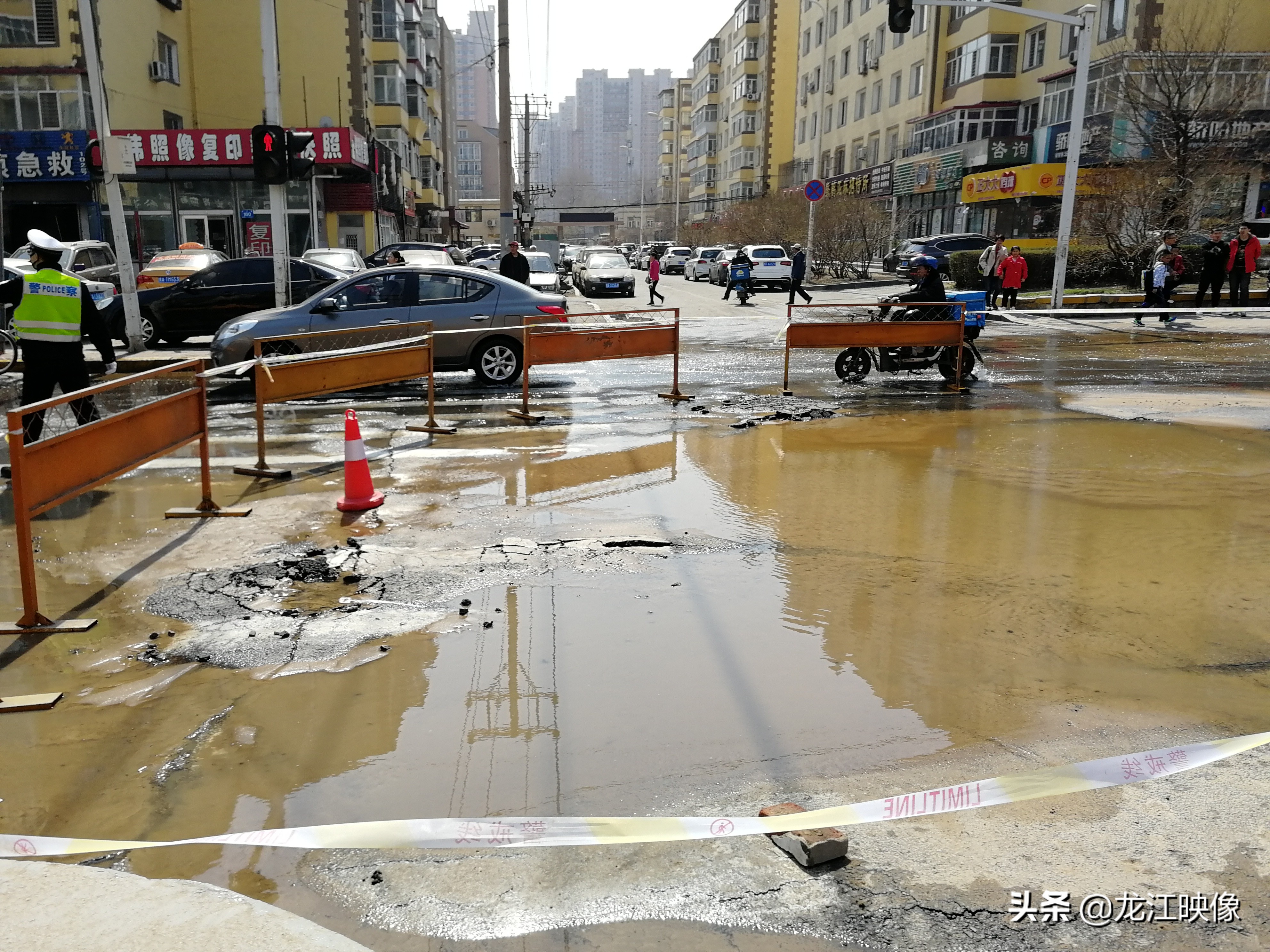 管线爆裂,路面塌陷,道路变小河,车辆如行船,堵车近一公里