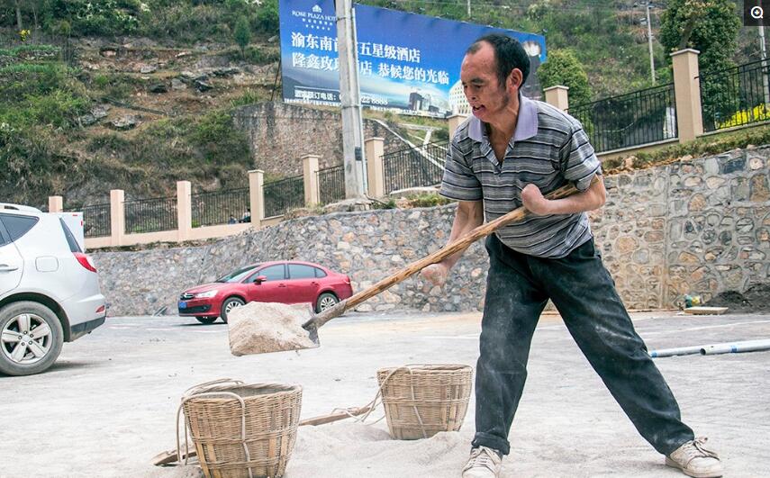 他用"没有手指"的双手,撑起一个家,胜过多少人