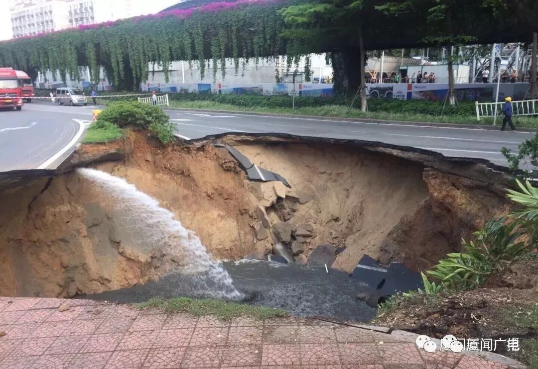 现场施工方介绍,路面塌陷可能由于连日下雨积水导致路基被掏空,加