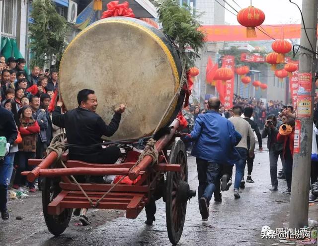 山西襄汾:尉村再现疯狂跑鼓车!