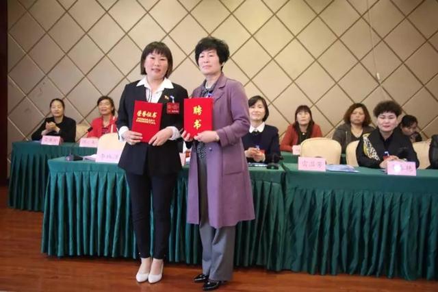 头条| 合阳县召开第三届女村官协会会员大会