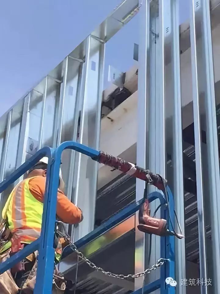玻璃幕墙极少使用脚手架,除少数高层(极少,普通建筑均以施工作业车