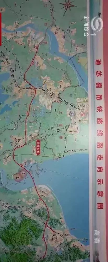 高铁嘉兴南站并站后线路折向东南,海盐县城西侧跨杭州湾至慈溪设站