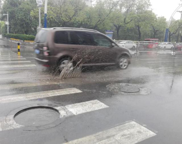 雨天开车请慢行 勿要溅起水花伤路人