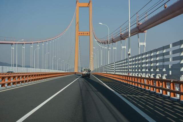 西堠门大桥——设计通航等级3万吨,使用年限100年,可抗17级台风