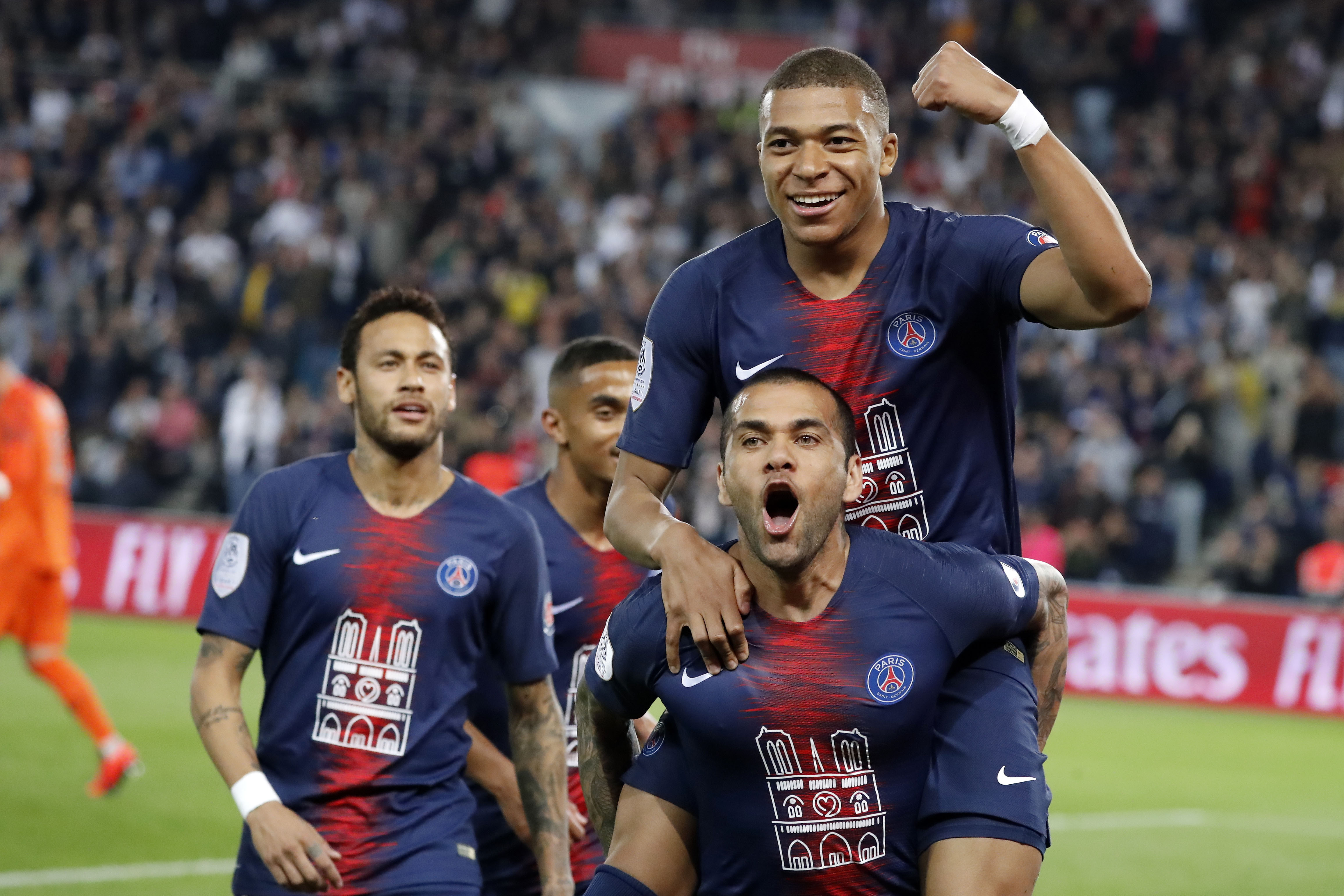 足球 | 法甲：巴黎圣日耳曼队胜第戎 举行夺冠庆典_比赛