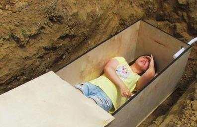 23岁女子体验 死亡坟墓 ,躺进去三小时,挖出来后悲剧发生了