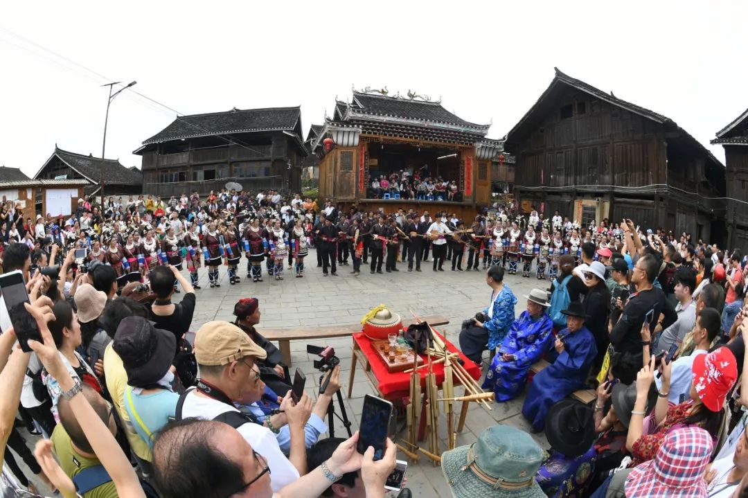 贵州肇兴侗寨谷雨花脸节游客满街狂欢黑你一脸