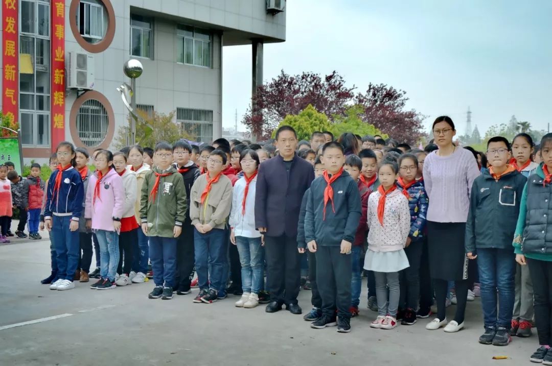 4月19日上午九点,海安市城东镇西场小学全校师生聚集在升旗台前,将一